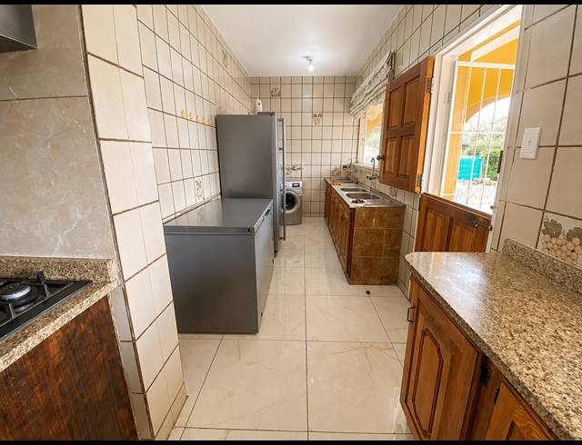 8 BEDROOM HOUSE FOR SALE IN BEDWORTH PARK